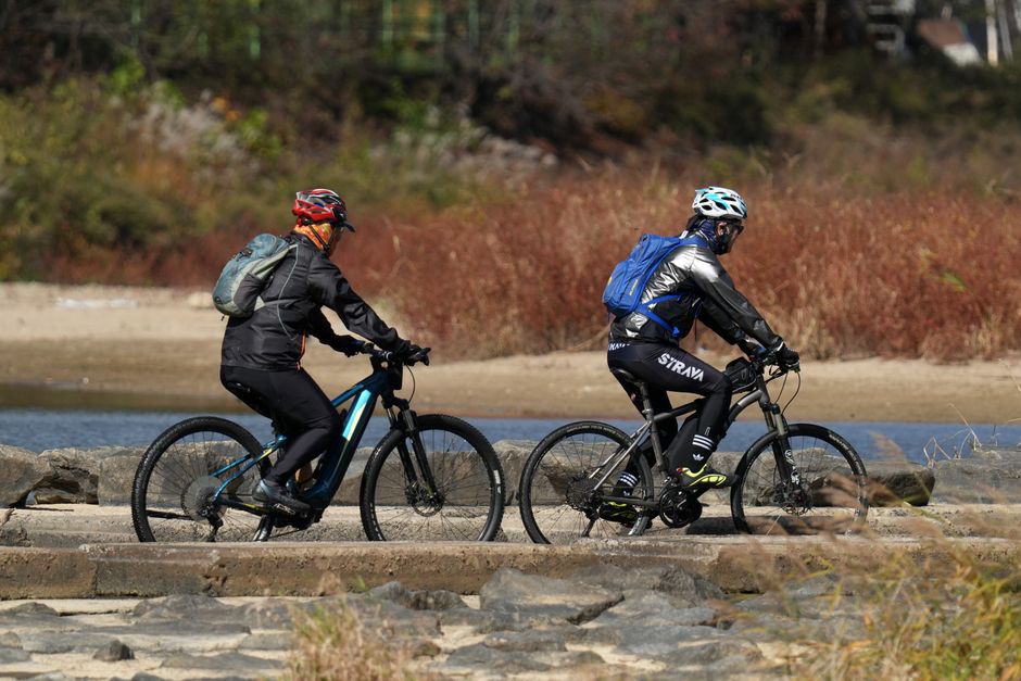 E-bike accessories: helmet, lights and locks