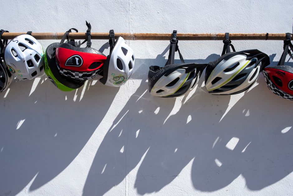 E-bike accessories: helmet, lights and locks